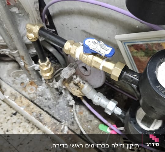צנרת וכלים הקשורים לאינסטלציה על רצפה